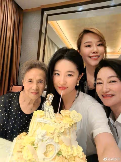 女生間的友誼真香!惠英紅送自製香水為劉亦菲慶生