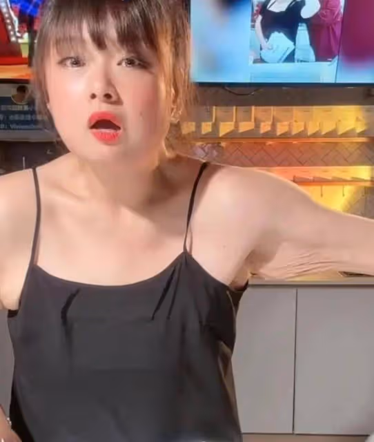 恭喜!TVB前知名女星減重上百斤後人氣急升,首演綜藝卻因皮膚松垮被指嚇人
