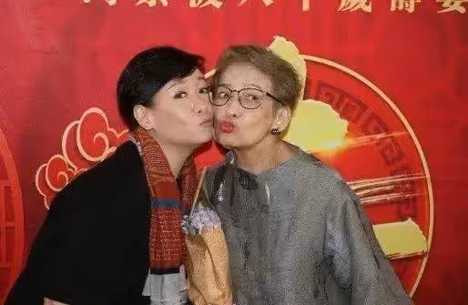 恭喜!TVB知名老戲骨慶80歲大壽,曾與多位視帝演母子,自曝將開演唱會