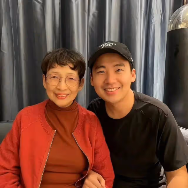 恭喜!TVB知名老戲骨慶80歲大壽,曾與多位視帝演母子,自曝將開演唱會