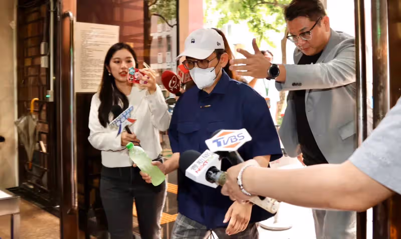 黃子佼二次出庭都穿這樣　庭訊100分鐘仍不認罪！8/20續審