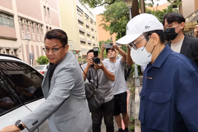 黃子佼二次出庭都穿這樣　庭訊100分鐘仍不認罪！8/20續審