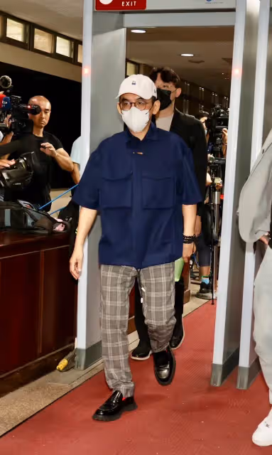 黃子佼二次出庭都穿這樣　庭訊100分鐘仍不認罪！8/20續審
