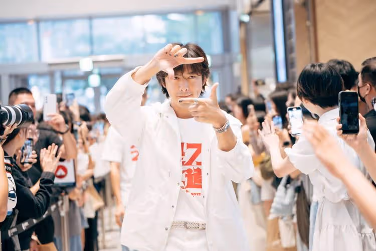 陳柏霖率王淨組團！深夜直播吸萬人朝聖　柯震東亂入自嘲