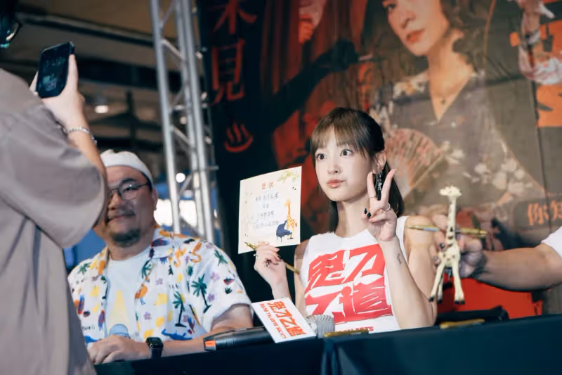 陳柏霖率王淨組團！深夜直播吸萬人朝聖　柯震東亂入自嘲