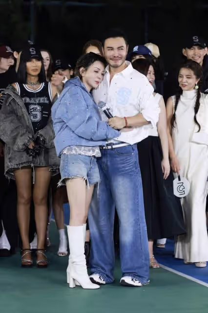 秋瓷炫夫婦情侶裝亮相秀場,與王琳同框驚喜連連,這畫面太美了!