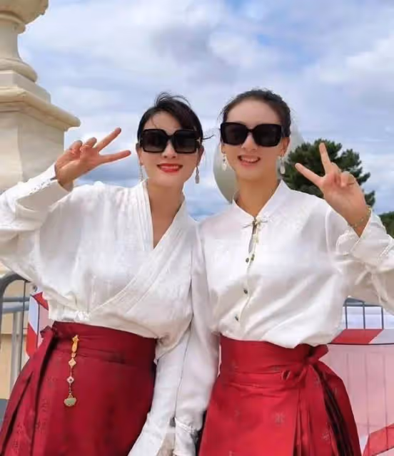 葉一茜森碟穿馬面裙漫步巴黎,母女同高神似姐妹,國風韻味十足!