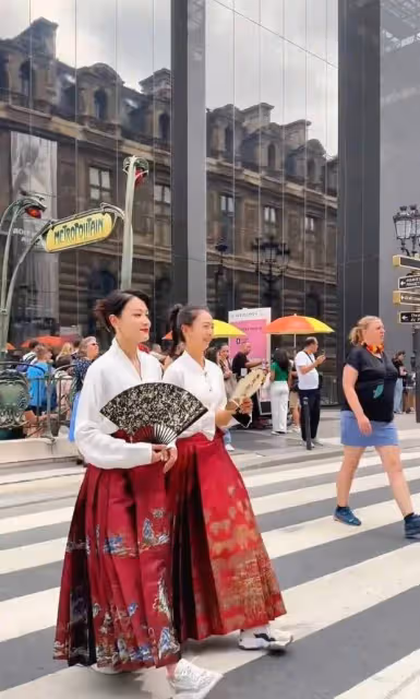 葉一茜森碟穿馬面裙漫步巴黎,母女同高神似姐妹,國風韻味十足!