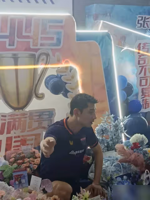 粉絲追星張繼科,直誇張繼科本人超帥,一心搞培訓重回正軌