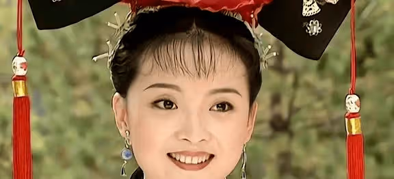 51歲王艷學生打扮游寺廟,《還珠格格》主演接連翻車,就她堅挺