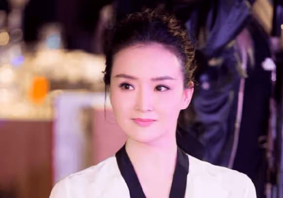 51歲王艷學生打扮游寺廟,《還珠格格》主演接連翻車,就她堅挺