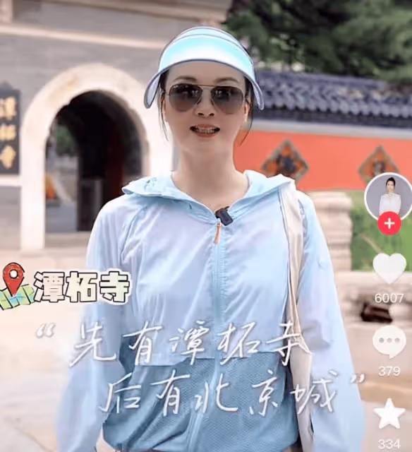 51歲王艷學生打扮游寺廟,《還珠格格》主演接連翻車,就她堅挺