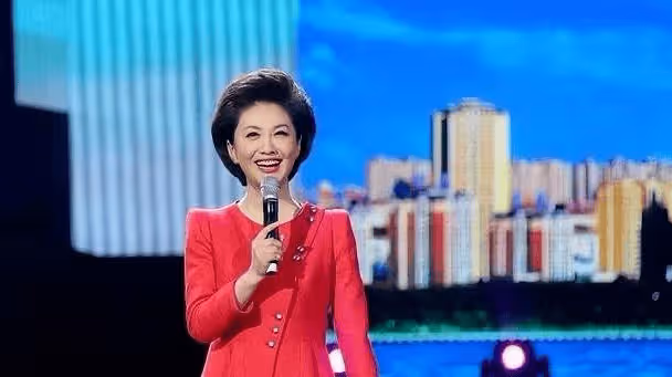 她是央視著名主持人,老公是大名鼎鼎羅永章,如今52歲有了新身份