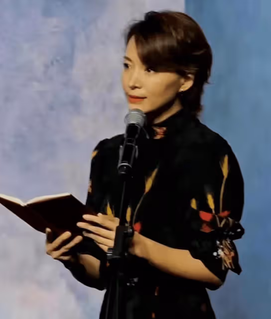 董卿復出後低調亮相,穿連衣裙憔悴很多,主持兒童節目好落寞!