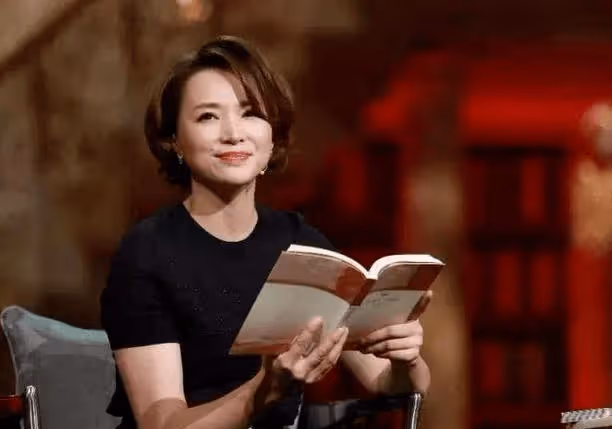 董卿復出後低調亮相,穿連衣裙憔悴很多,主持兒童節目好落寞!