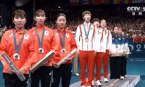 陳夢為孫穎莎讓C位!張本美和奪銀後悔嗎?頒獎看中國國旗很陌生