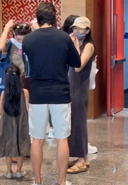 高圓圓帶女兒亮相開學典禮,5歲Rhea身高猛竄,網友:這背影太萌了!