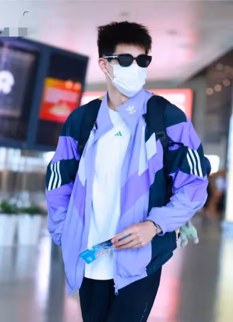 潘展樂現身機場穿搭分享,私服平價包上掛玩偶,真陽光開朗大男孩