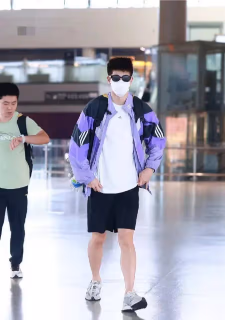 潘展樂現身機場穿搭分享,私服平價包上掛玩偶,真陽光開朗大男孩