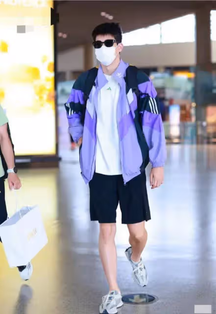 潘展樂現身機場穿搭分享,私服平價包上掛玩偶,真陽光開朗大男孩