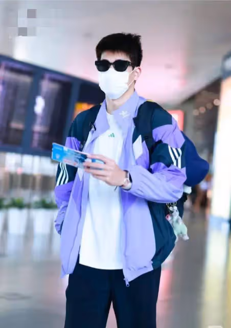潘展樂現身機場穿搭分享,私服平價包上掛玩偶,真陽光開朗大男孩