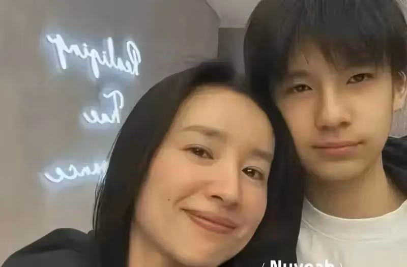 網友菜市場偶遇董潔買菜,素顏現身本人身材消瘦,本人很顯老