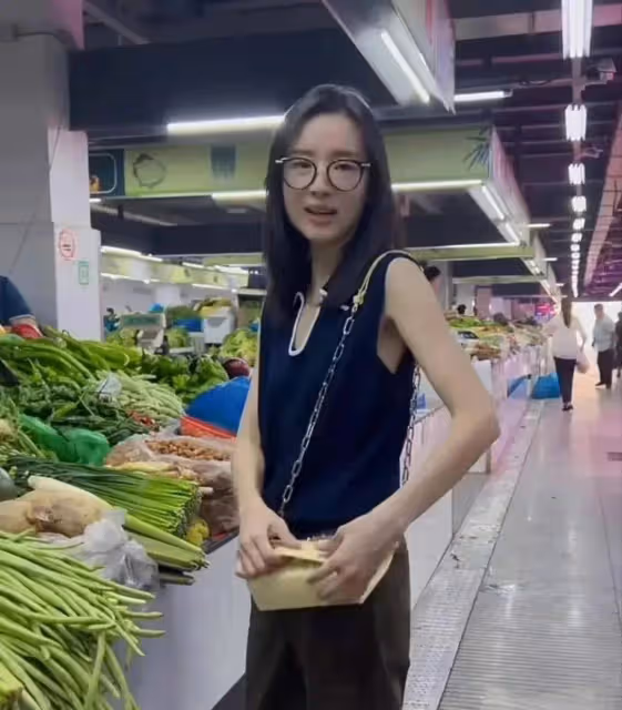 網友菜市場偶遇董潔買菜,素顏現身本人身材消瘦,本人很顯老