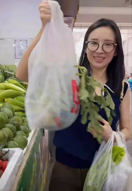 網友菜市場偶遇董潔買菜,素顏現身本人身材消瘦,本人很顯老