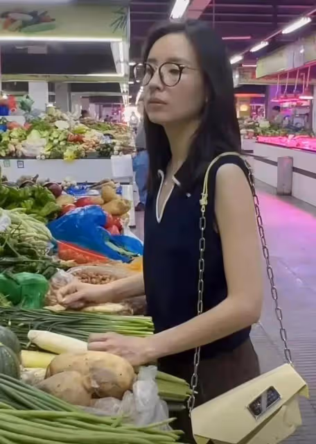 網友菜市場偶遇董潔買菜,素顏現身本人身材消瘦,本人很顯老
