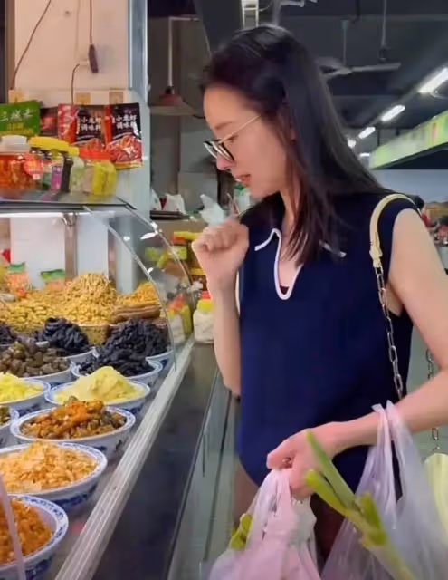 網友菜市場偶遇董潔買菜,素顏現身本人身材消瘦,本人很顯老