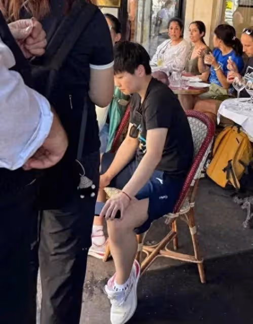 孫穎莎巴黎度假模式開啟:街頭吃冰淇淋,生活如此多嬌!