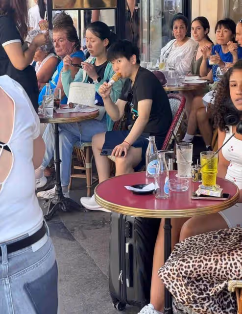 孫穎莎巴黎度假模式開啟:街頭吃冰淇淋,生活如此多嬌!