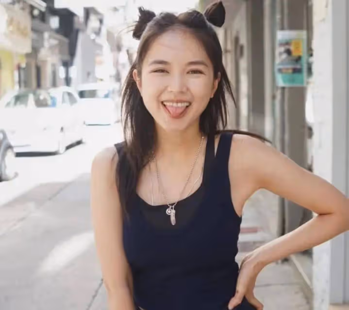 遭公司冷待!32歲香港女演員被曝靠男友按摩店維持生計,被批毫無一技之長