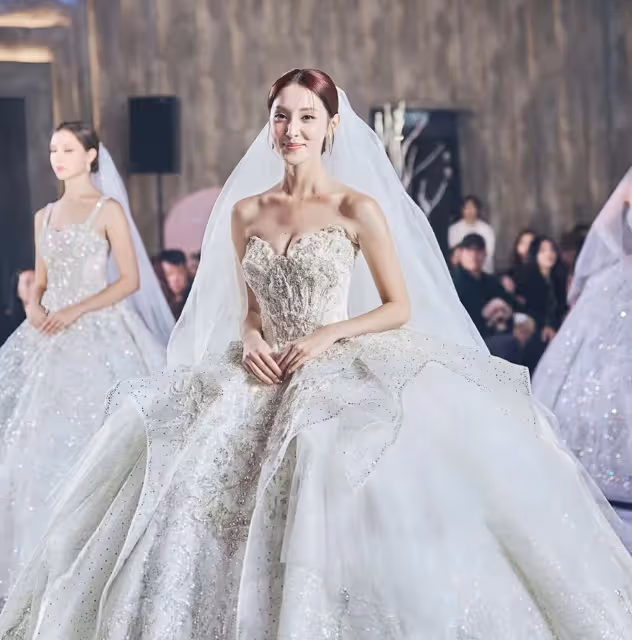結婚六周年!香港男星鄭嘉穎被曝二次求婚,妻子再穿婚紗顏值高