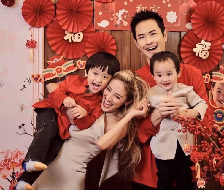 結婚六周年！香港男星鄭嘉穎被曝二次求婚，妻子再穿婚紗顏值高