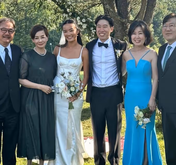 恭喜!香港女星28歲女兒迎來大婚,婚後將和老公移居美國