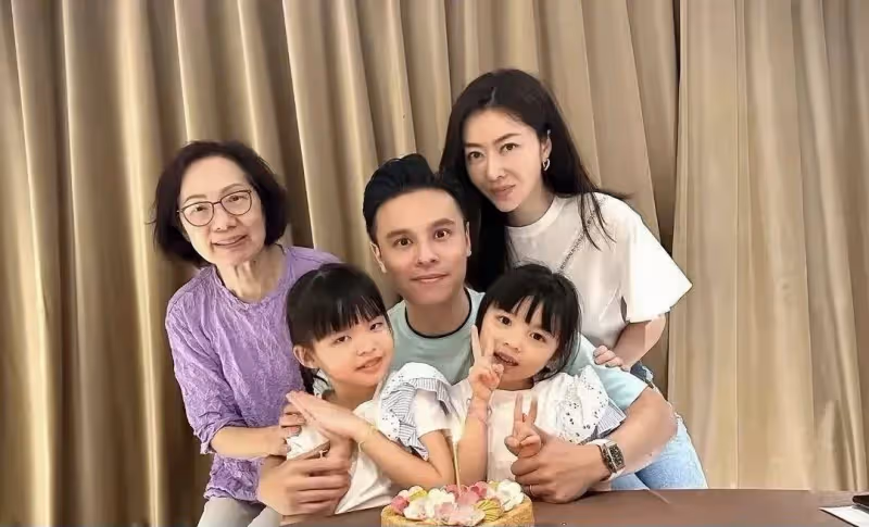 港星熊黛林為豪門老公慶生!兩夫妻合照太甜,男方手上腕錶搶鏡