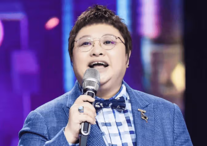 韓紅自稱「校花」被嘲笑,沒想到18歲照片曝光,卻直接驚艷全網...