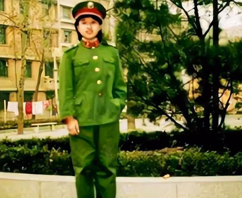 韓紅自稱「校花」被嘲笑,沒想到18歲照片曝光,卻直接驚艷全網...