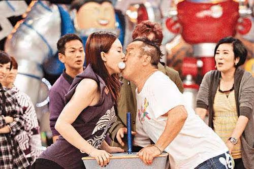 唐嫣被曾志偉揩油不敢反抗,如今留下「不雅照」,她的經歷太心酸!