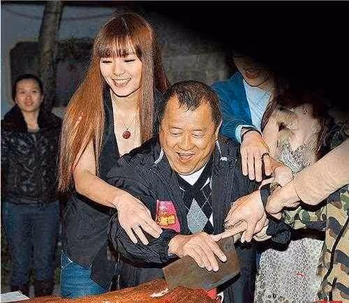 唐嫣被曾志偉揩油不敢反抗,如今留下「不雅照」,她的經歷太心酸!