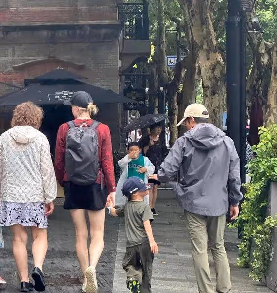 撒貝寧全家低調出遊驚現身!36歲外籍妻子李白近照曝光,大長腿搶鏡氣質出眾