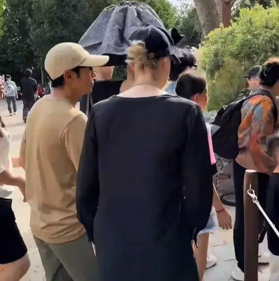 撒貝寧全家低調出遊驚現身!36歲外籍妻子李白近照曝光,大長腿搶鏡氣質出眾