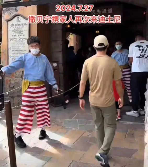 撒貝寧全家低調出遊驚現身!36歲外籍妻子李白近照曝光,大長腿搶鏡氣質出眾