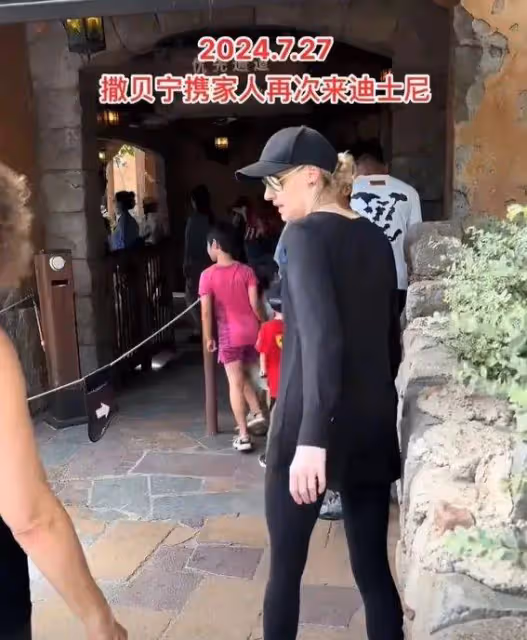 撒貝寧全家低調出遊驚現身!36歲外籍妻子李白近照曝光,大長腿搶鏡氣質出眾