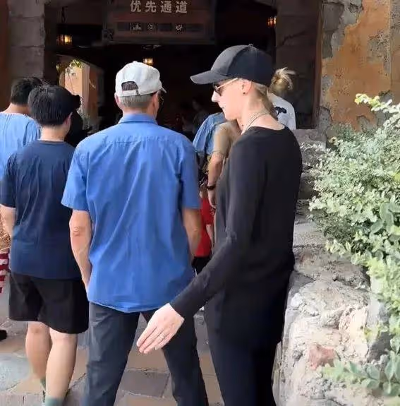 撒貝寧全家低調出遊驚現身!36歲外籍妻子李白近照曝光,大長腿搶鏡氣質出眾