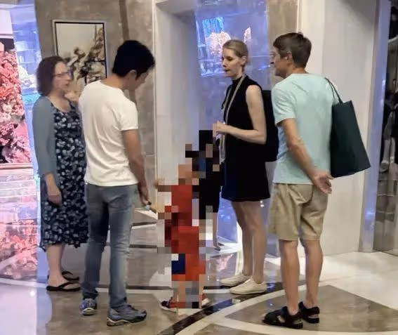 撒貝寧全家低調出遊驚現身!36歲外籍妻子李白近照曝光,大長腿搶鏡氣質出眾