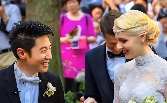 撒貝寧全家低調出遊驚現身!36歲外籍妻子李白近照曝光,大長腿搶鏡氣質出眾