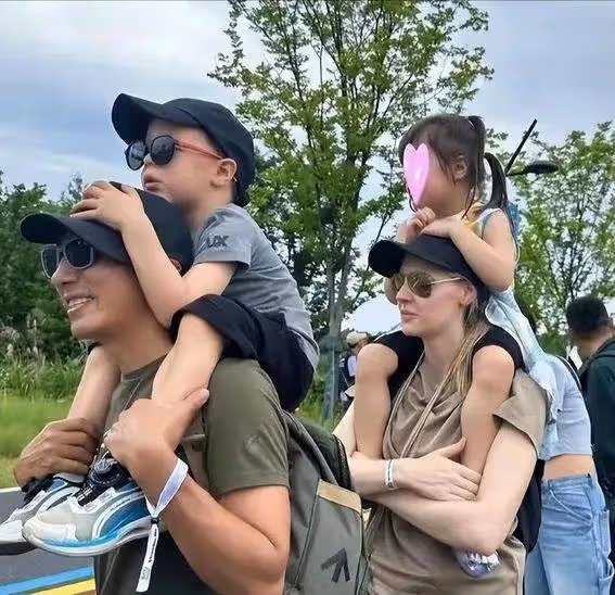 撒貝寧全家低調出遊驚現身!36歲外籍妻子李白近照曝光,大長腿搶鏡氣質出眾