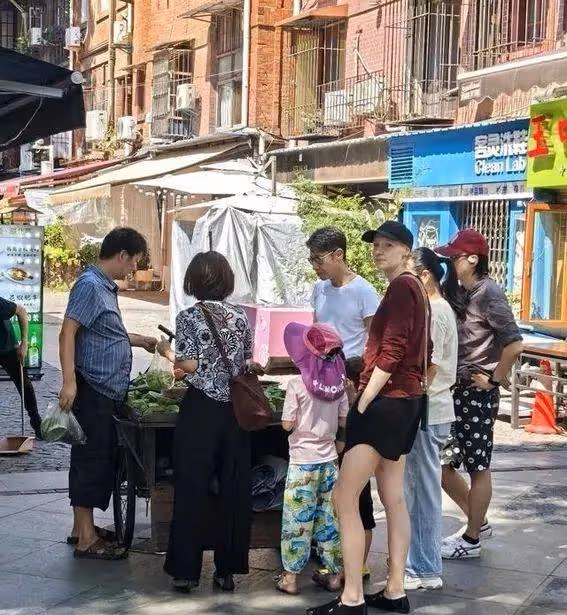 撒貝寧全家低調出遊驚現身!36歲外籍妻子李白近照曝光,大長腿搶鏡氣質出眾